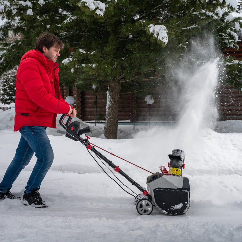 AL-KO Akku-Schneefräse 36V - ST 4048 - (Szene Mann mit Schneefräse)